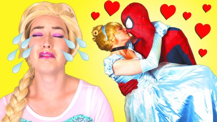 Descargar video: Is Spiderman Kissing Cinderella! w  Frozen Elsa & Anna, Pink Spidergirl Mermaid, Catwoman & Joker