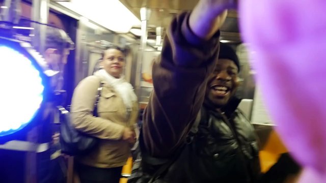 Танцы в метро Нью Йорка. Прикольно!