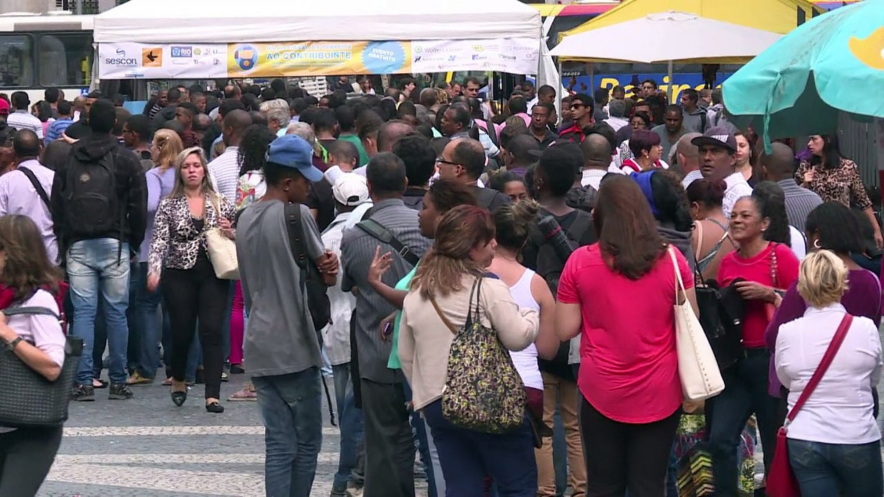 Desempregados fazem fila para deixar currículos no Rio