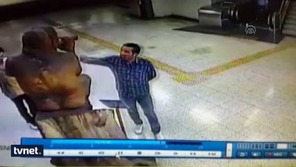 Aziz Kocaoğlu’na kızdı çıplak heykeli kırdı