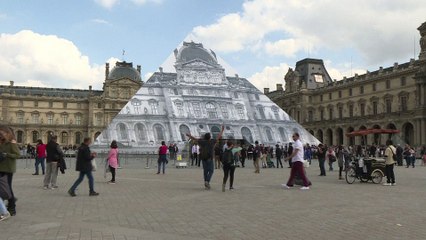 La Pyramide du Louvre, terrain de jeu de JR