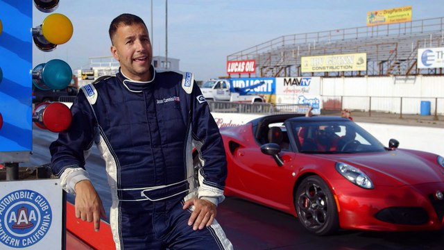 Une Tesla bat une voiture de course avec une caisse en remorque en plus !