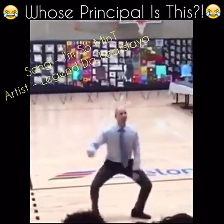 Le proviseur d'un lycée fait une démo de danse devant tous ses élèves !