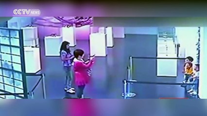 2 gamins pris en flag en train de détruire une oeuvre d'art dans un musée.