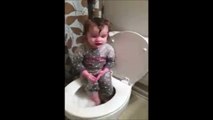 Quand ton gamin prend son bain dans la cuvette des toilettes... Crade!