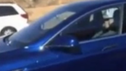 Le conducteur d'une Tesla dort au volant