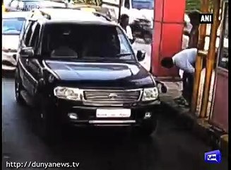 India:Toll tax staff punished by gangster for charging tax