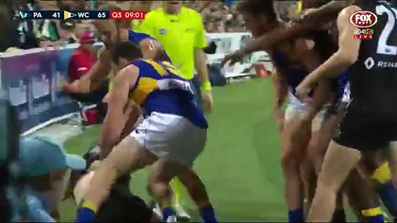 Un joueur de football australien met un coup de coude terrible à son adversaire !