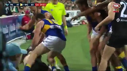 Un joueur de football australien met un coup de coude terrible à son adversaire !