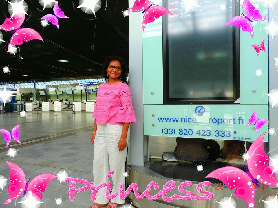 Elle a pris des photos à l'aéroport et dans l'avion