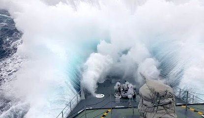 Un navire de guerre face à des vagues de 20m !