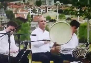 Müziğe kendini kaptırıp bendiri patlattı