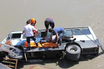 Yolcu minibüsü ırmağa uçtu... Yaralılar böyle kurtarıldı