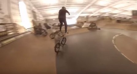 Du jamais vu: le rider Mike "Hucker" Clark pilote son BMX debout sur son guidon