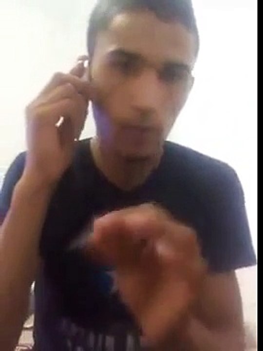 بسبب علاء الشابي و عندي ما نقلك : شاب تونسي يهدد بالإنتحار شنقا !