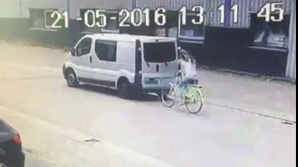 Chica en bici se estampa contra furgoneta por usar el teléfono