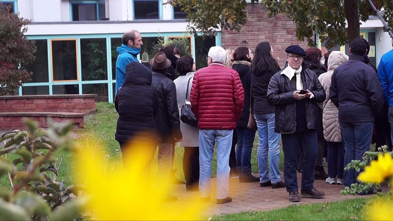 auf einem Hocker sitzend ('Assis sur un tabouret')