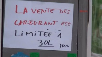 Fransa?da Benzin İstasyonları Önünde Uzun Kuyruklar Oluştu