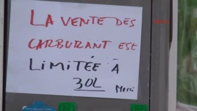 Fransa?da Benzin İstasyonları Önünde Uzun Kuyruklar Oluştu