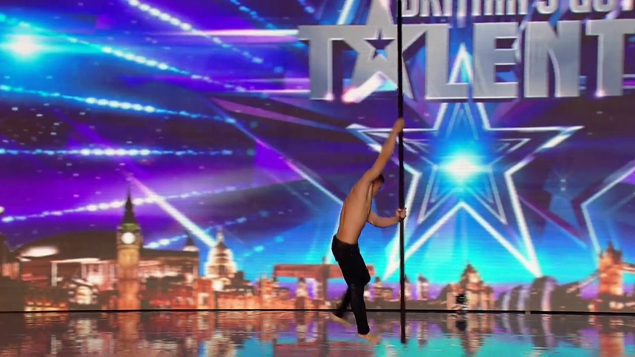 Cet artiste est très doué en plus d’être extrêmement séduisant !