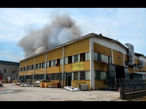 Video Pontecchio Marconi (BO) - Incendio in azienda di vernici, danni ingenti (26.05.16)