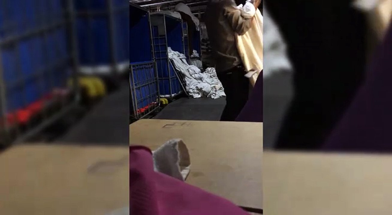 Kirli havluları temizmiş gibi katlayıp koydu