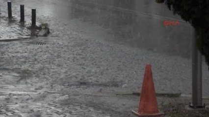 İzmir'de Ani Sağanak Hayatı Felç Etti