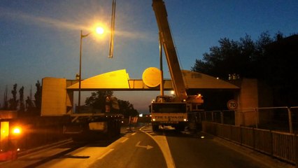 Saint-Quentin : démontage d'une passerelle métallique