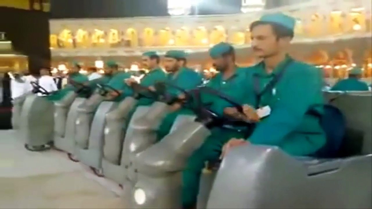 দেখুন Makka Sharifকাবা ঘর সামনে  কিভাবে floor   পরিষ্কার  করছে