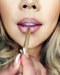 Poner polvos antes del labial, un truco genial para que se fije mejor el color y dure más.