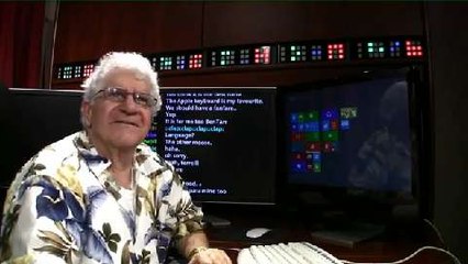 Um velhinho usa o Windows 8 pela primeira vez