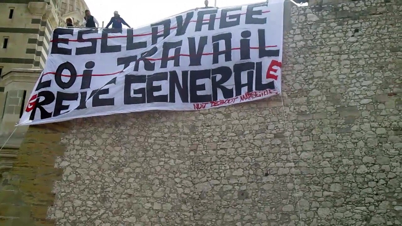 Nuit Debout Marseille bâche au pied de Notre Dame