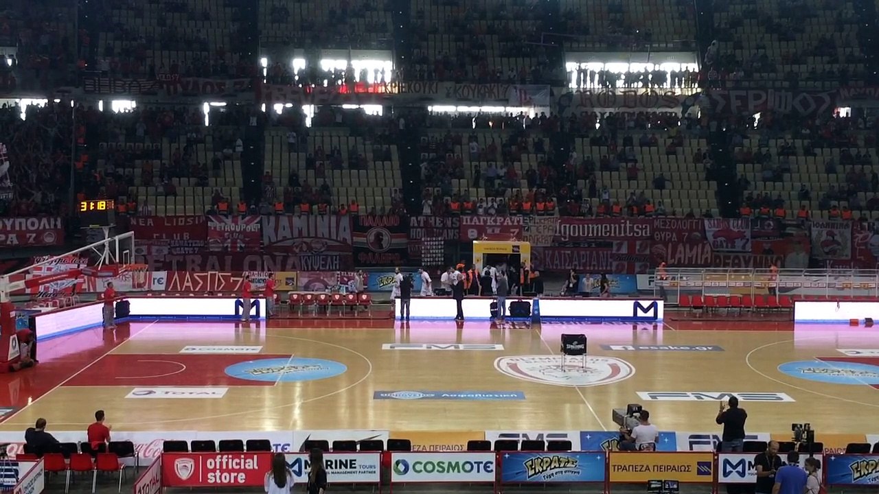 Η είσοδος του Ολυμπιακού στο παρκέ