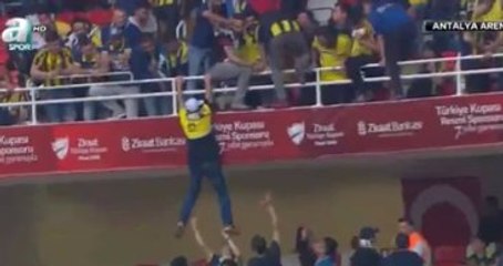 Fenerbahçeli Taraftarlar, Stadyumda Üst Kattan Alt Kata İndi