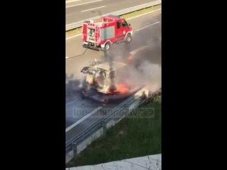 PA KOMENT: Kosovë, furgoni merr flakë në lëvizje - Top Channel Albania - News - Lajme