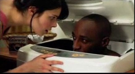 Pub raciste de Coloreria - elle jette un blanc dans la machine... Ahaha