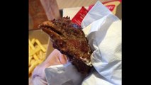 Une tête de poulet dans un paquet de Chicken Wings à Quick en France