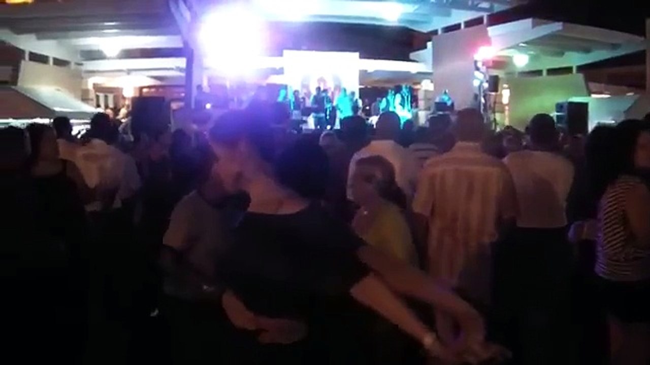 DJEČAK ZAMOLIO ZA PLES: Nakon što ju je primio za ruku svi su ostali u nevjerici