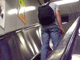 22 ans et demi...Regis decouvre enfin l'escalator