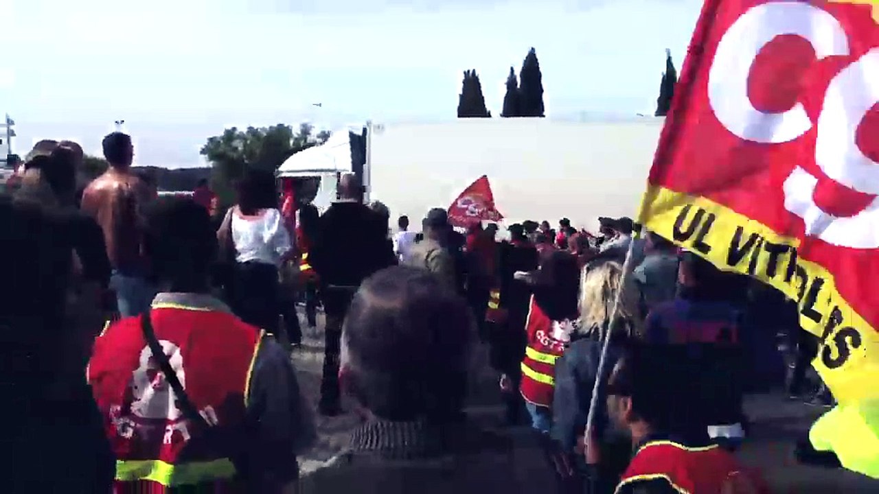 En France un camion fonce sur des manifestants et des voitures