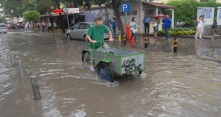 Küçük Çocuk, Yağmuru Fırsata Çevirdi