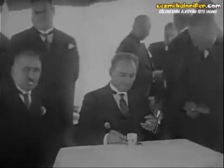 Şeftali Yerken Atatürk'e Suyunun Sıçraması ve Ceketi Temizlemek İsteyenlere Atatürk'ün Nolcak Yahu Hareketi Yapması
