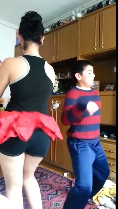 Liseli Türk Kızı Seksi Dans very sexy dance