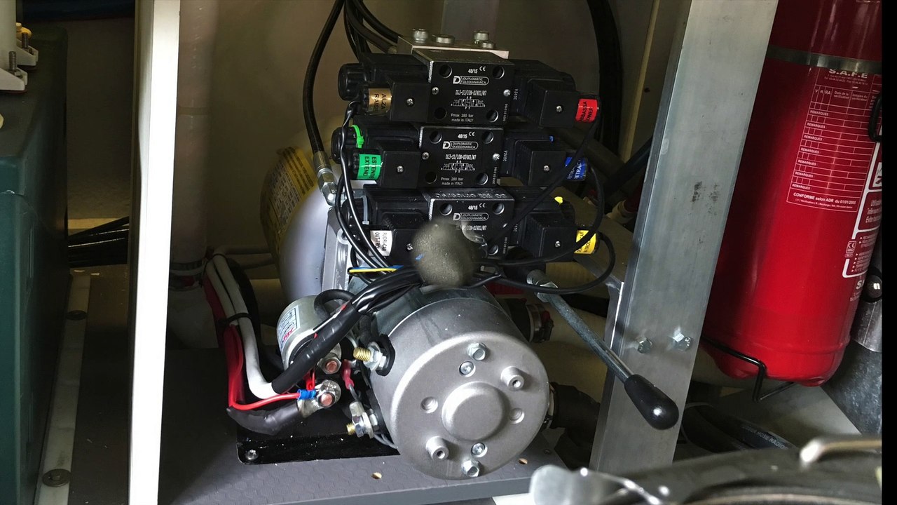 INSTALLING A GANGWAY (Opacmare 1041/29) ON A SMALLER YACHT IN TIGHT SPACES WHERE NONE WAS PREVIOUSLY INSTALLED