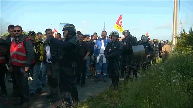 Le dépôt pétrolier de Donges évacué par les forces de l'ordre - Le 27/05/2016 à 15h40