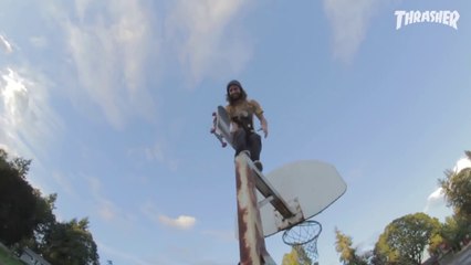 Ce skateur tente une figure très risquée du haut d'un panier de basket
