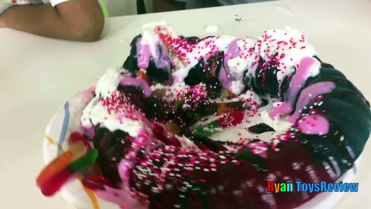 WORLD'S LARGEST GUMMY WORM CHALLENGE Ryan ToysReview