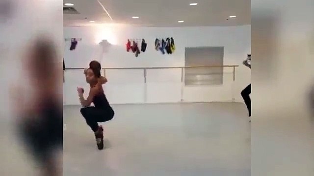 Красивый танец темнокожих женщин