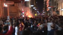 Galatasaray Taraftarı Kupayı İstiklal Caddesi'nde Kutladı