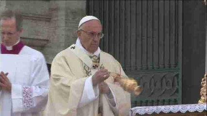 El papa celebra la misa del Corpus Christi recordando la generosidad cristiana